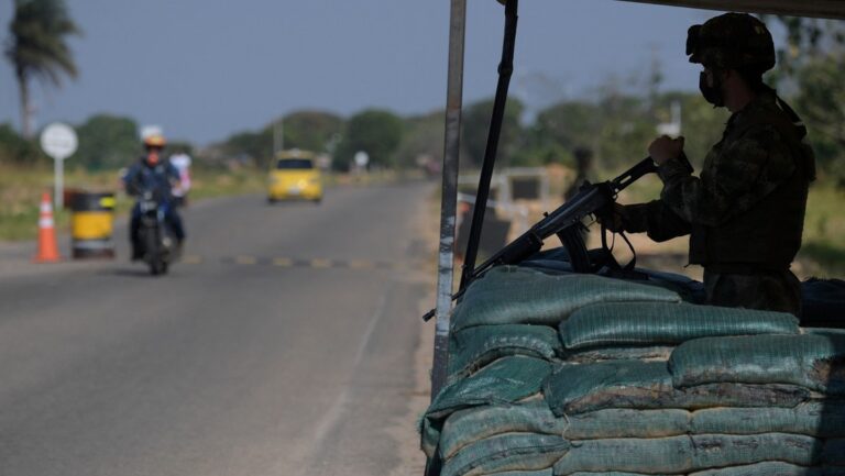 Grupo armado retiene a 15 personas en Colombia