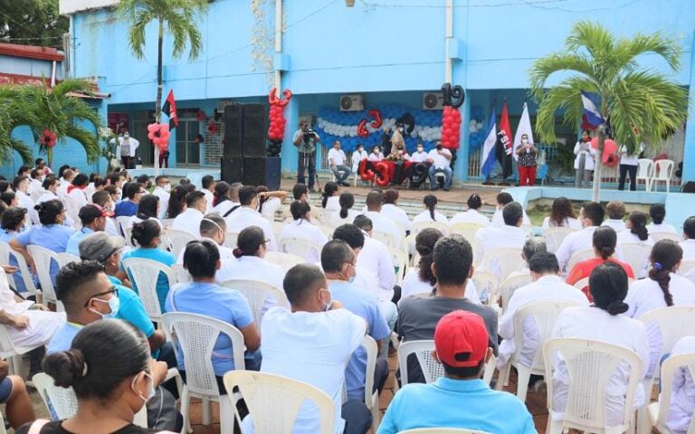 Personal de salud rinde homenaje al comandante Julio Buitrago