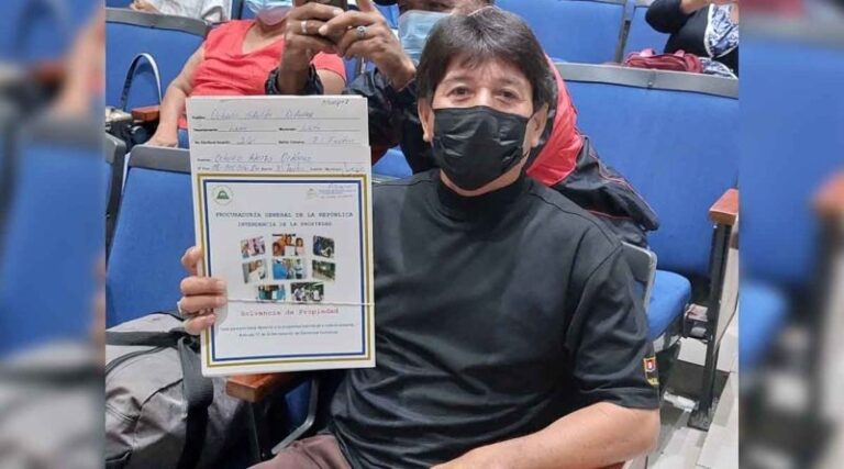 Excombatientes del Ejército de Nicaragua reciben títulos de propiedad