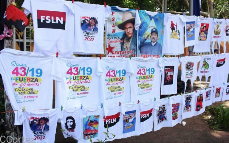 Ofrecen variedad de artículos para el 43/19 en la Avenida de Bolívar a Chávez