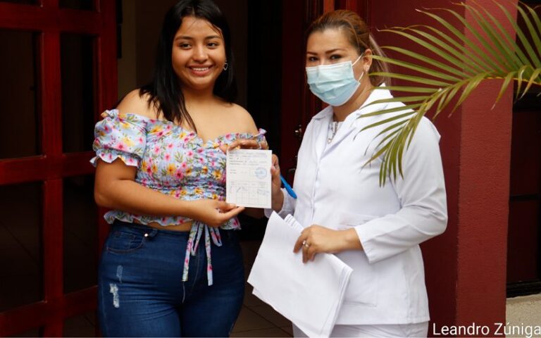 Familias del barrio Bertha Calderón se vacunan contra la covid 19