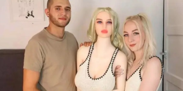 Compra a su marido una muñeca sexual parecida a ella