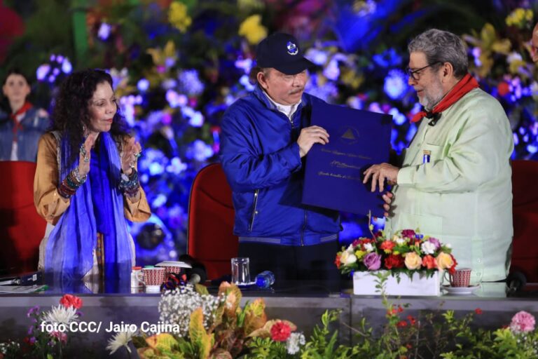 Entregan orden Augusto Sandino a Primer Ministro de San Vicente y las Granadinas