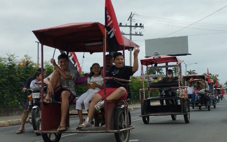 Caravana de mototaxis y caponeras saludan el 43/19