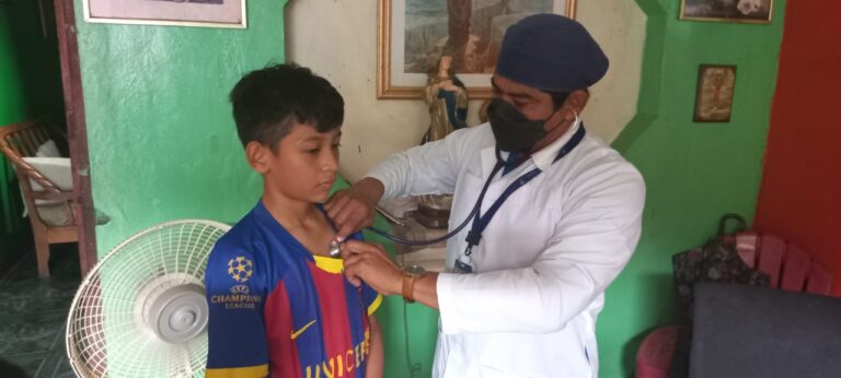 Familias de Las Brisas reciben atención médica