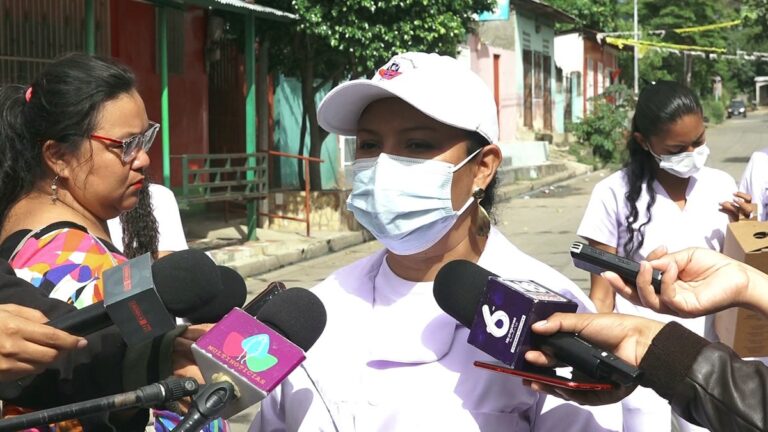 Vacunan contra la Covid-19 a familias de Mateare