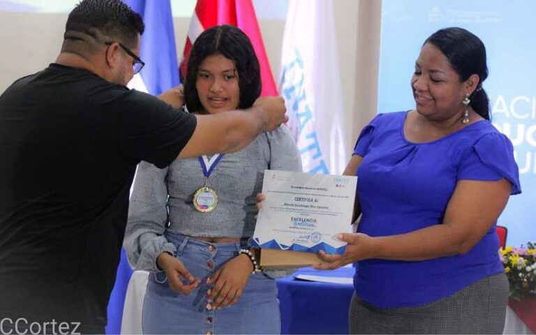 Entregan reconocimiento a estudiantes de carreras técnicas