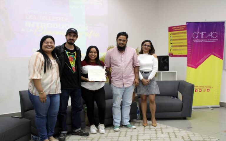 Entregan certificados del Taller de Introducción a la Cinematografía