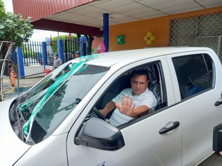 Lotería Nacional entrega al ganador del juego de las balotas la camioneta Hilux