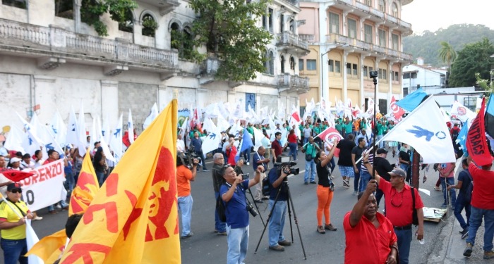Presidente de Panamá pide a manifestantes reabrir las vías públicas
