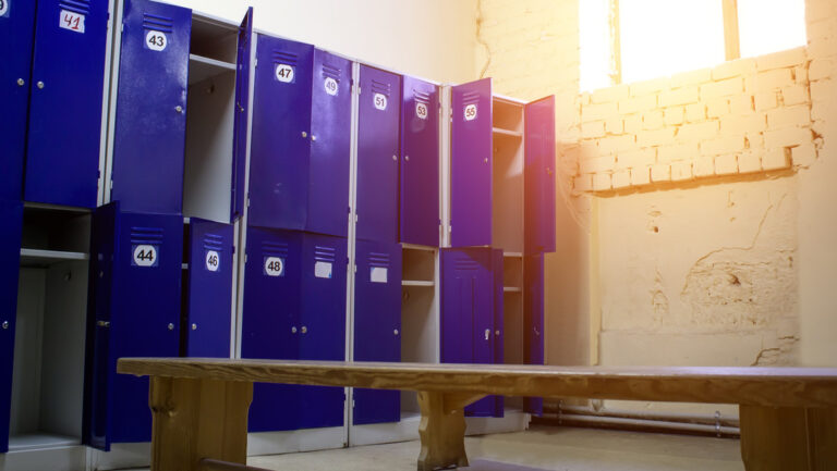 Condenan a hombre que grabó a 222 personas desnudas en España