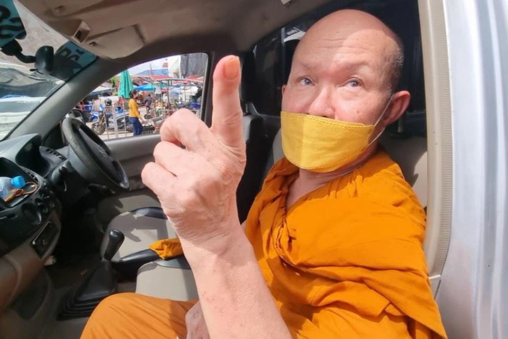 Monje tailandés detenido por conducir ebrio.