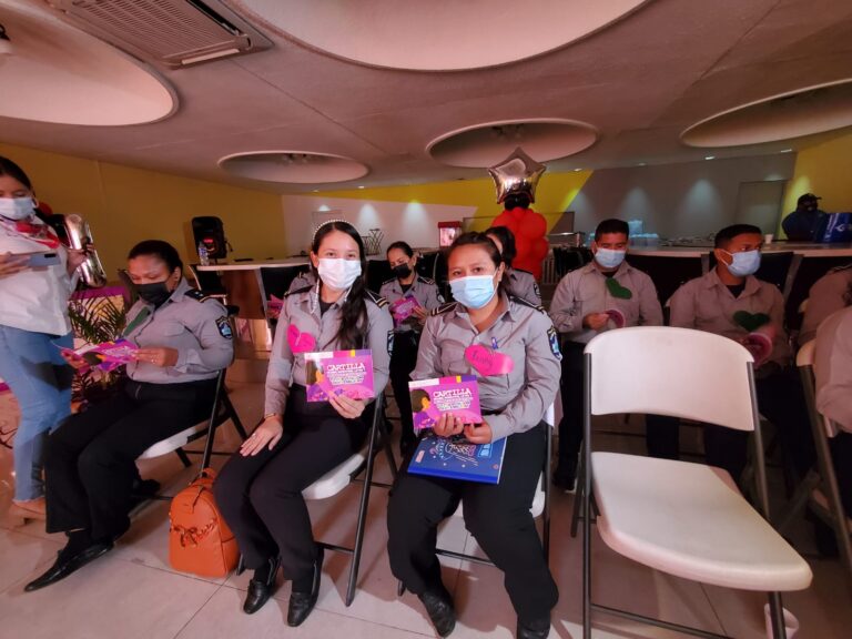 MIGOB entrega a servidores públicos la Cartilla de la Mujer