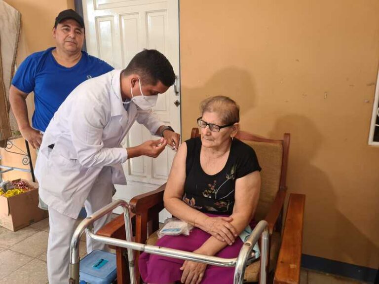 Familias de La Esperanza se inmunizan contra la Covid-19