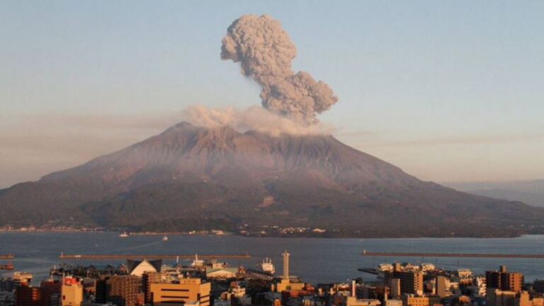 Entra en erupción volcán de Japón