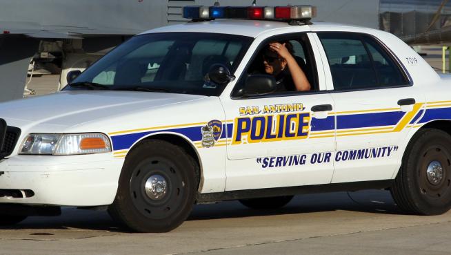 Encuentran a mujer y a sus dos hijos muertos en su vehículo, en Texas