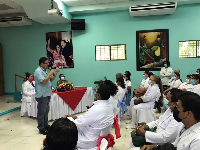 Entregan equipos móviles a personal de salud de Managua