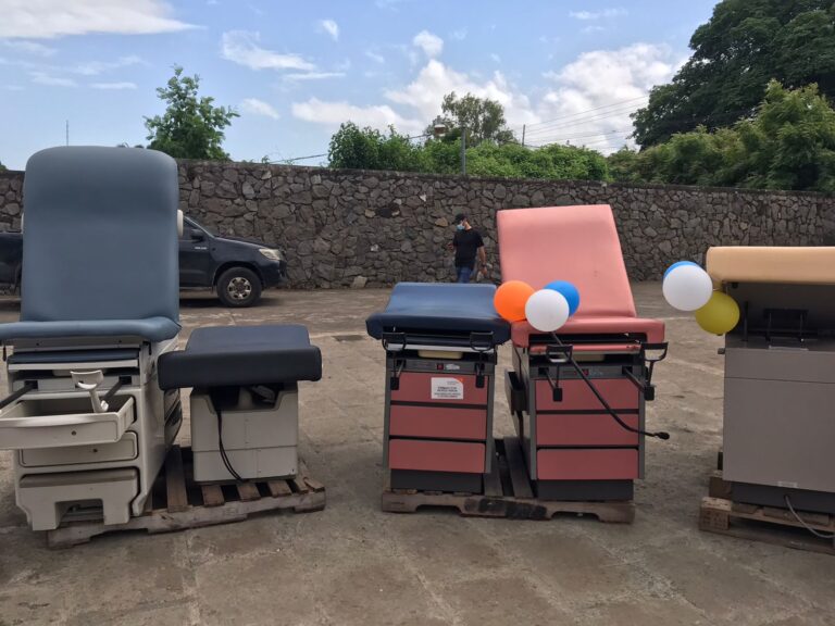 Entregan camillas ginecologicas a Silais del país