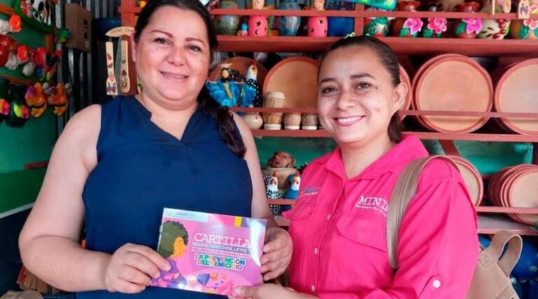Mujeres de mercado de Matagalpa reciben cartilla para prevenir femicidio