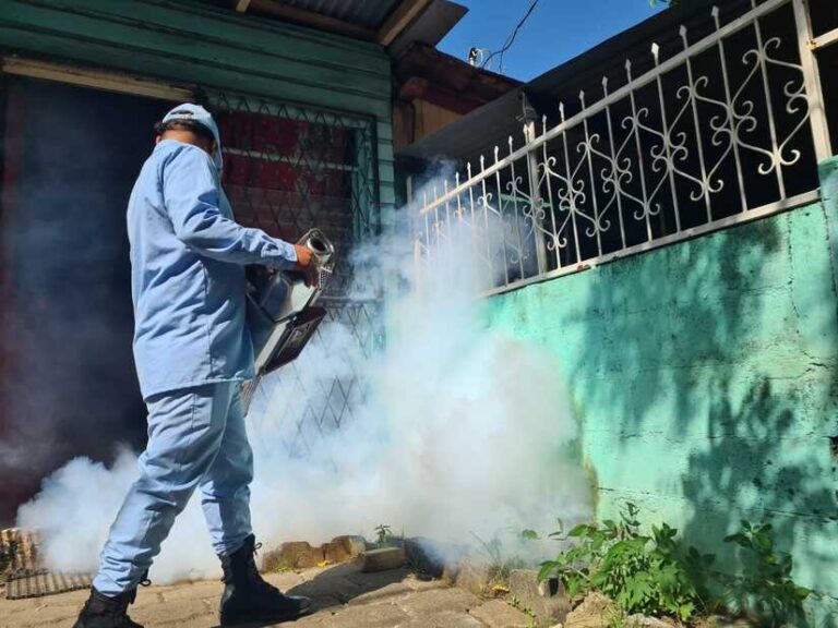 Jornada de fumigación llega al barrio Freddy Herrera
