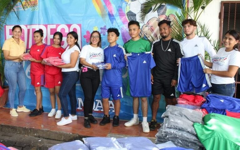 Entregan Mil 200 uniformes deportivos a los consejos departamentales