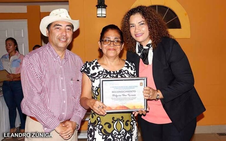 Continúan entregando reconocimientos a negocios históricos de Managua