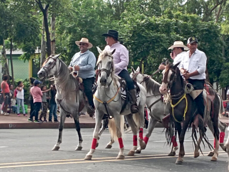 Más de 3 mil caballistas participan en el desfile Hípico