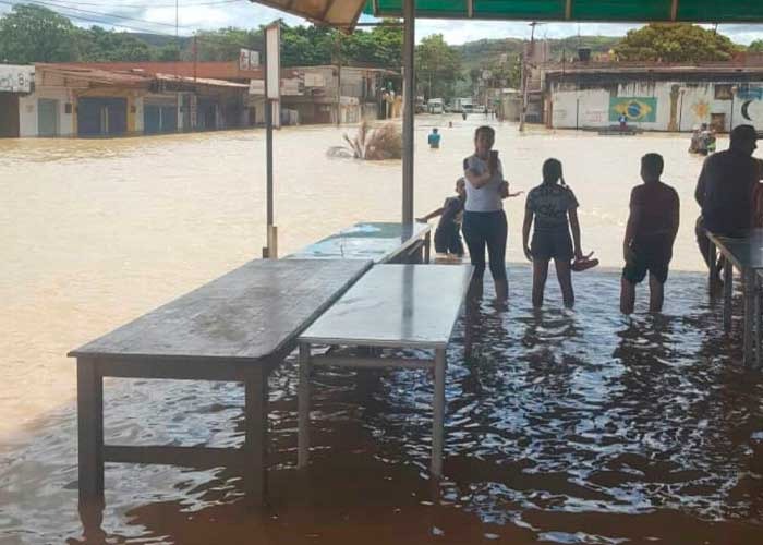 Al menos 4 mil familias damnificadas por inundaciones en Venezuela