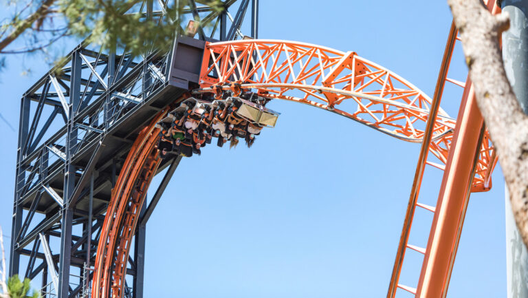 Accidente en un parque de atracciones deja 10 personas atrapadas