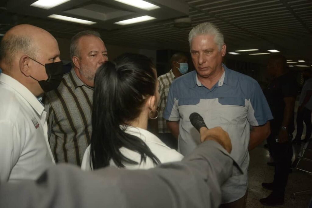 El presidente de Cuba, Miguel Díaz-Canel, visita hospital Faustino Pérez en Matanza.