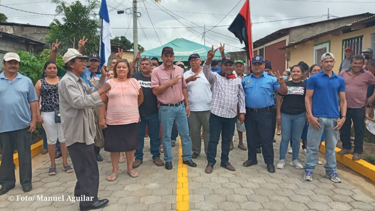 Las familias recibieron con mucha alegría nuevas calles .