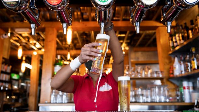 Demandan a dueño de bar por vender alcohol en exceso a cliente