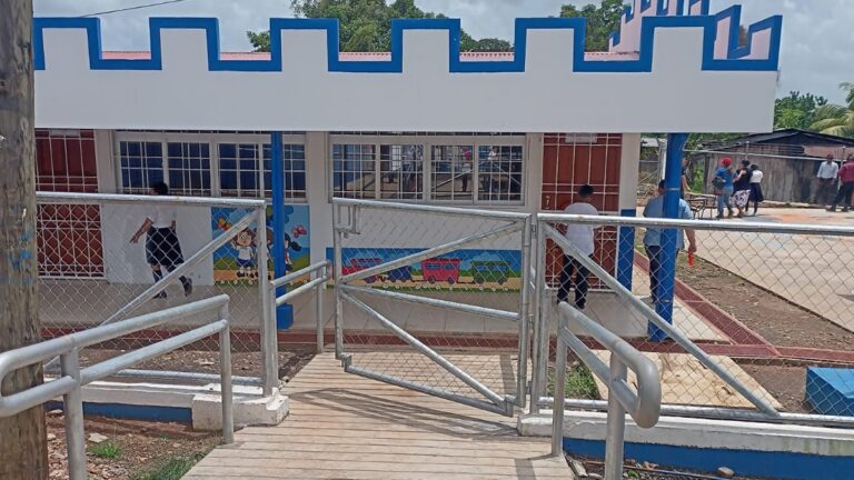 Inauguran mejoras en colegio primario en El Tortuguero