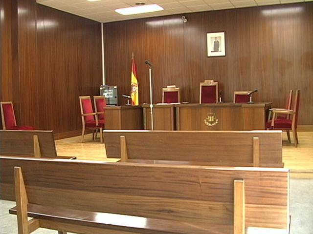 Le roban cartera a jueza en su propio despacho