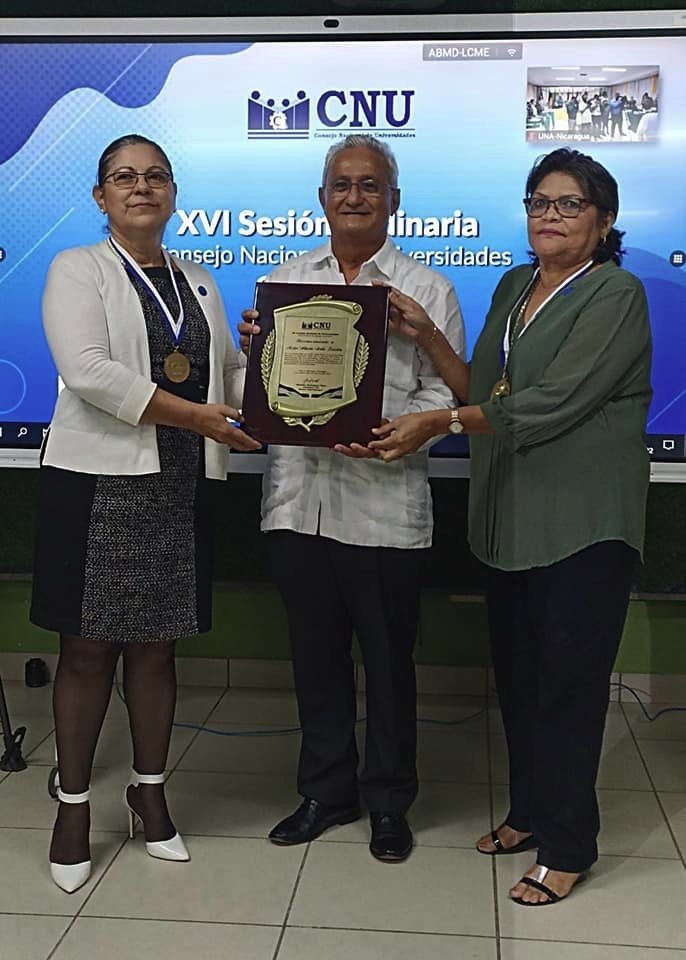 CNU entrega reconocimientos a docentes de la UNI y URACCAN