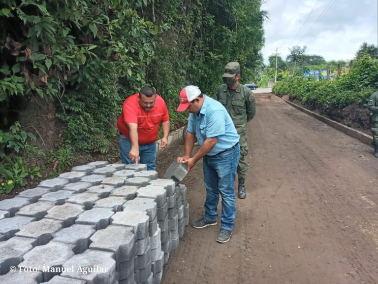 Supervisan avances del proyecto de adoquinado en El Rosario