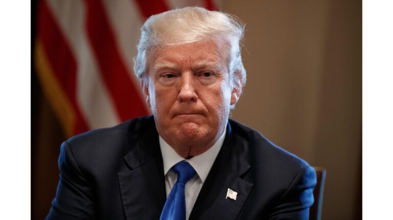 Buscan documentos clasificados en la mansión de Donald Trump