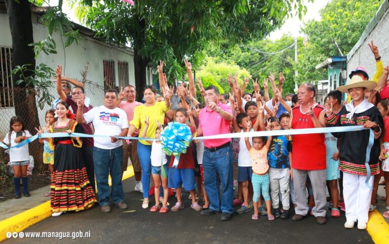 Familias del barrio Domitila Lugo inauguran cinco cuadras recarpeteadas