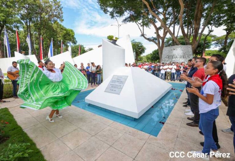 JS rinde homenaje al comandante Tomás Borge