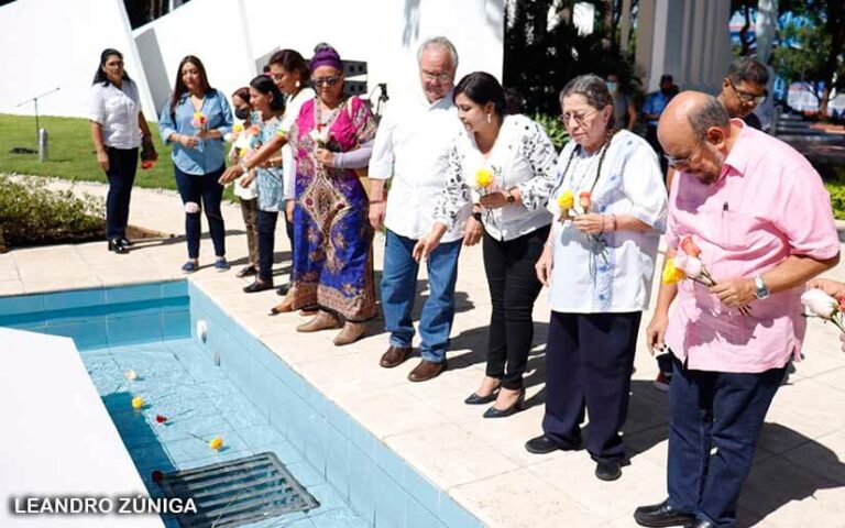 Depositan flores en el mausoleo de Tomás