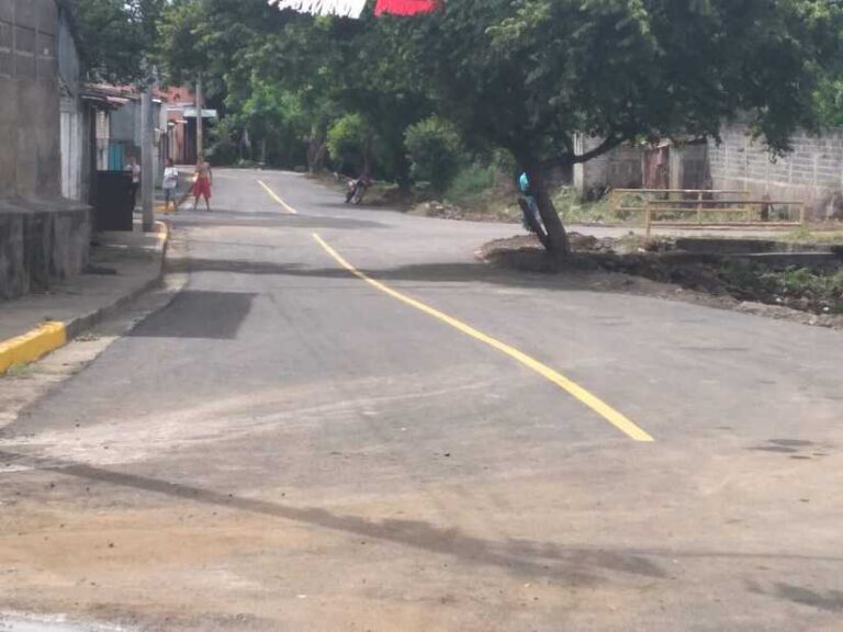 Mejoran las calles del barrio Adolfo Reyes