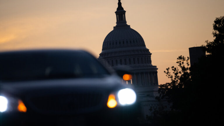 Hombre estrella su auto contra barricada en el Capitolio y luego se suicida