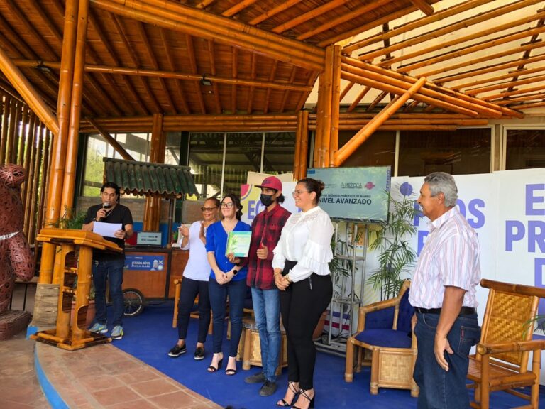 Certifican a artesanos que trabajan con bambú