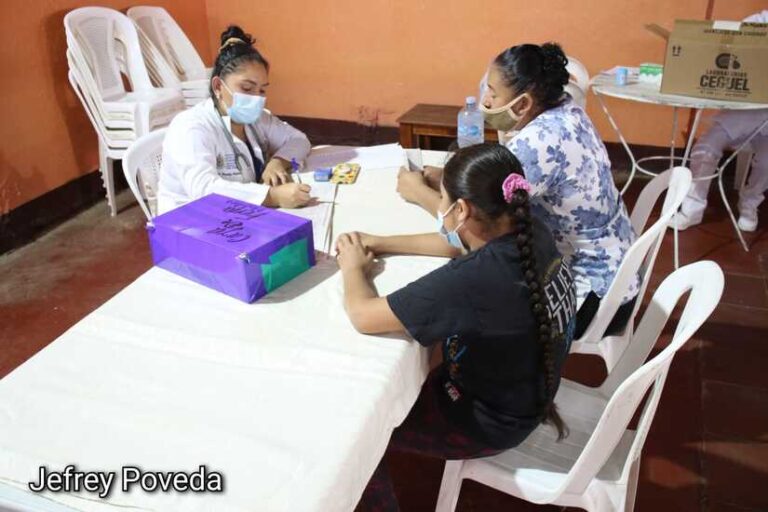 Pobladores de Sierra Maestra participan en Feria de la Salud