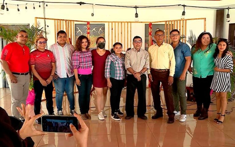 Entregan premio a ganadores del concurso música y canto