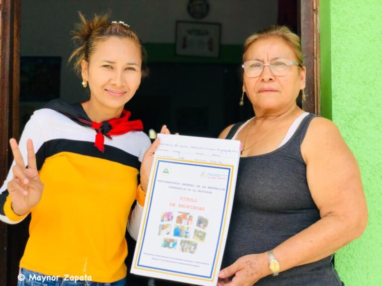 Gobierno entrega títulos de propiedad a familias de Dolores y El Rosario