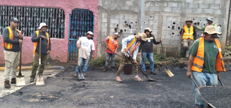 Avanza mejoramiento vial en el barrio Carlos Núñez