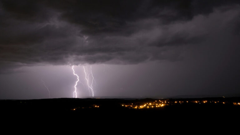 Lluvias en Francia obligan a interrumpir transporte público