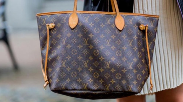 Deberá pagar más de mil euros a su ex por orinar en su bolso de lujo