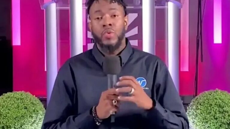 Pastor reprende a congregación porque no le compraron un reloj de lujo